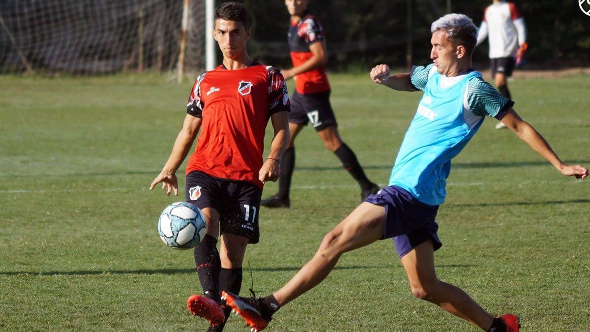 Agustín Manzur, el volante del Deportivo Maipú.