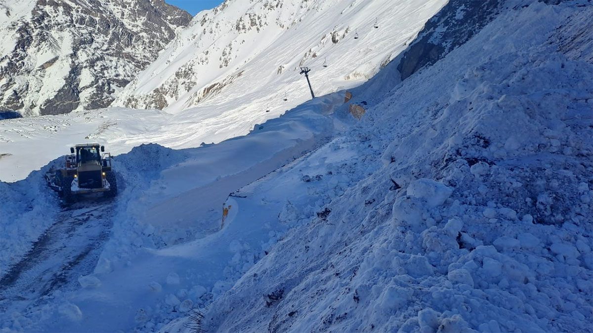 Una máquina de Vialidad trabaja para despejar la ruta del lado chileno. El paso Cristo Redentor lleva 10 días cerrado.