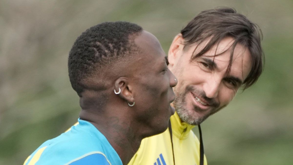 Martínez mantendría a Luis Advíncula como titular.