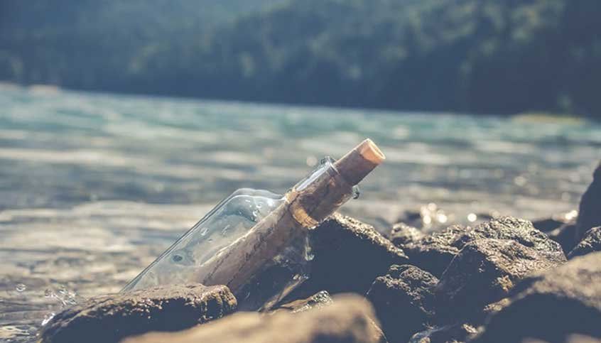 Un hombre tiró al mar un mensaje en una botella hace 50 años y fue hallado ahora
