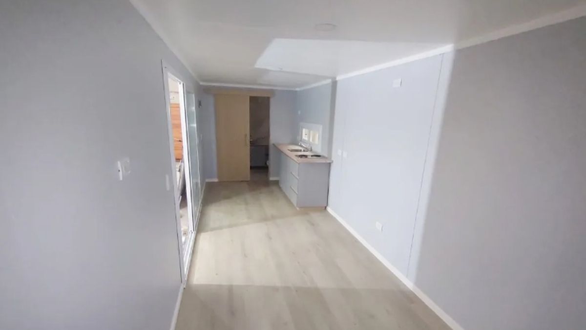 Casa contenedor por dentro. La zona de estar y cocina. Casa contenedor por dentro. La zona de estar y cocina.