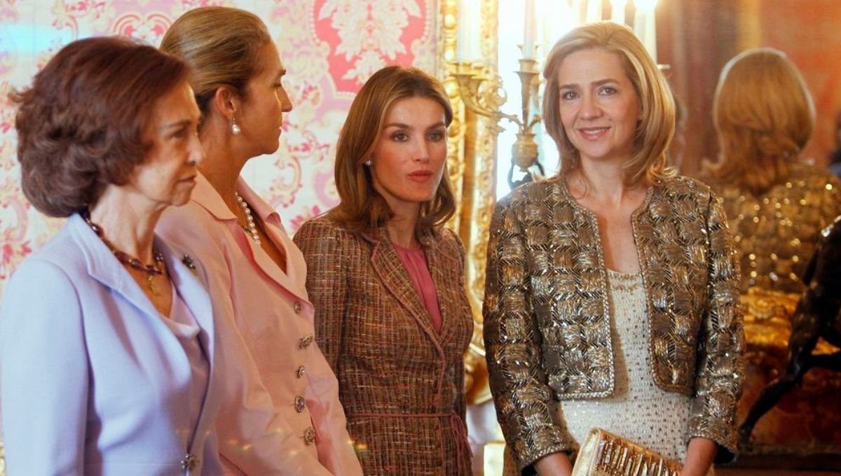 Letizia con la Reina Sofía y las Infantas Cristina y Elena. Letizia con la Reina Sofía y las Infantas Cristina y Elena.
