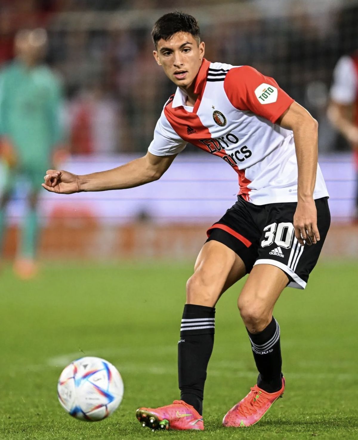 Ezequiel Bullaude jugando para el Feyenord de Países Bajos. Ezequiel Bullaude jugando para el Feyenord de Países Bajos.