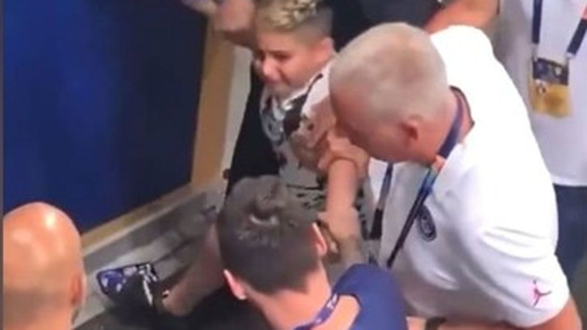 Messi se sacó una foto con un niño que fue maltratado por la seguridad.