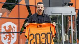 Xavi Hernández estampó su firma.