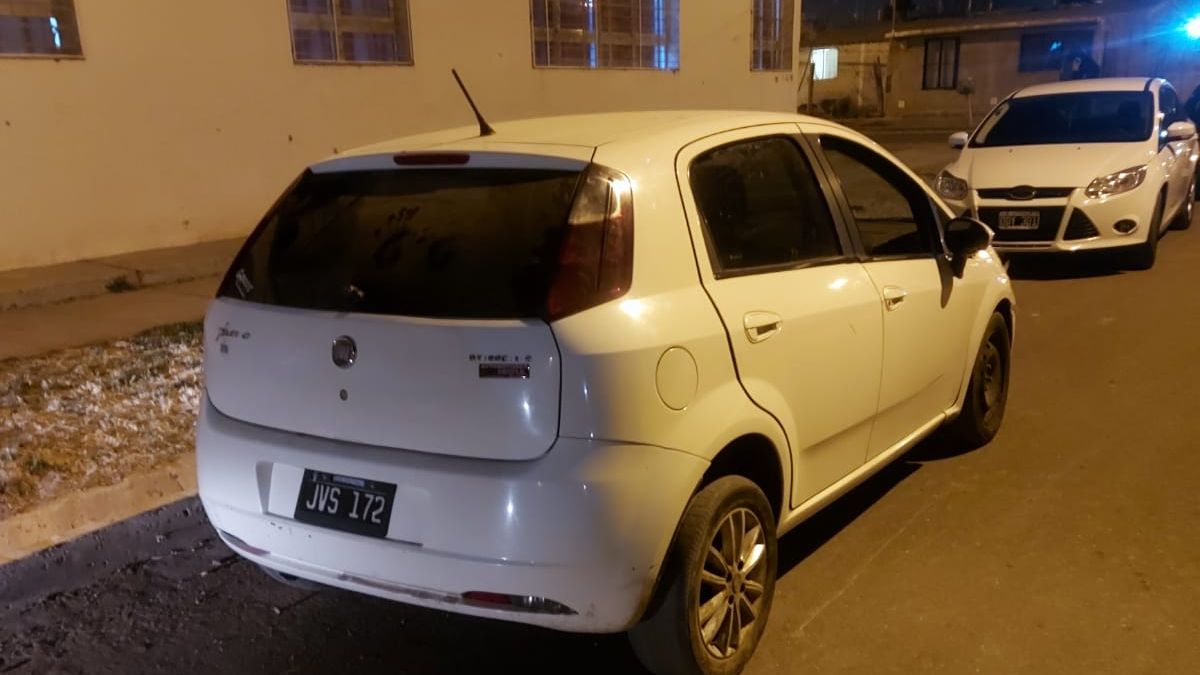 Inseguridad en Mendoza. Este fue el auto utilizado por los delincuentes que ingresaron a una vivienda de Maipú y le robaron sus pertenencias a sus moradores.