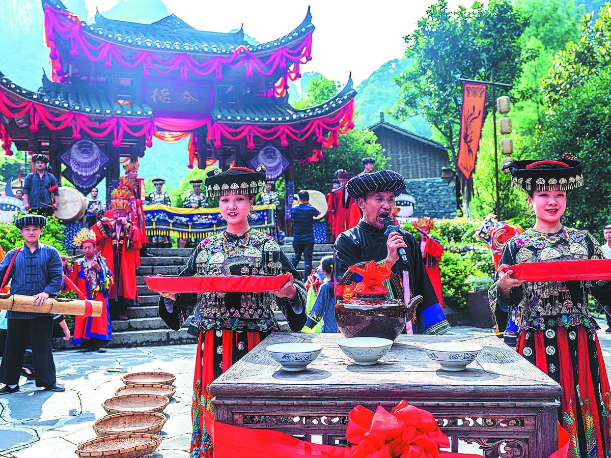 Los visitantes pueden experimentar diversas culturas étnicas en el oeste de la provincia de Hunan. MEI TAO / PARA CHINA DAILY. Los visitantes pueden experimentar diversas culturas étnicas en el oeste de la provincia de Hunan. MEI TAO / PARA CHINA DAILY.