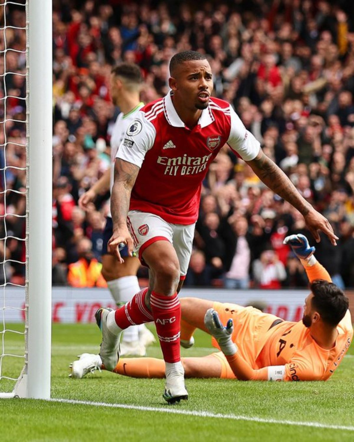 Gabriel Jesús aprovechó el error de Cristian Romero y puso arriba al Arsenal