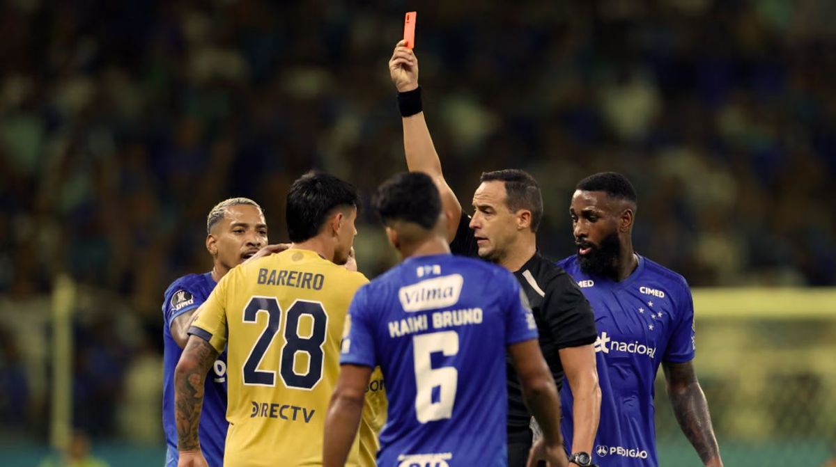 El árbitro uruguayo dejó a Boca con uno menos en el primer tiempo.