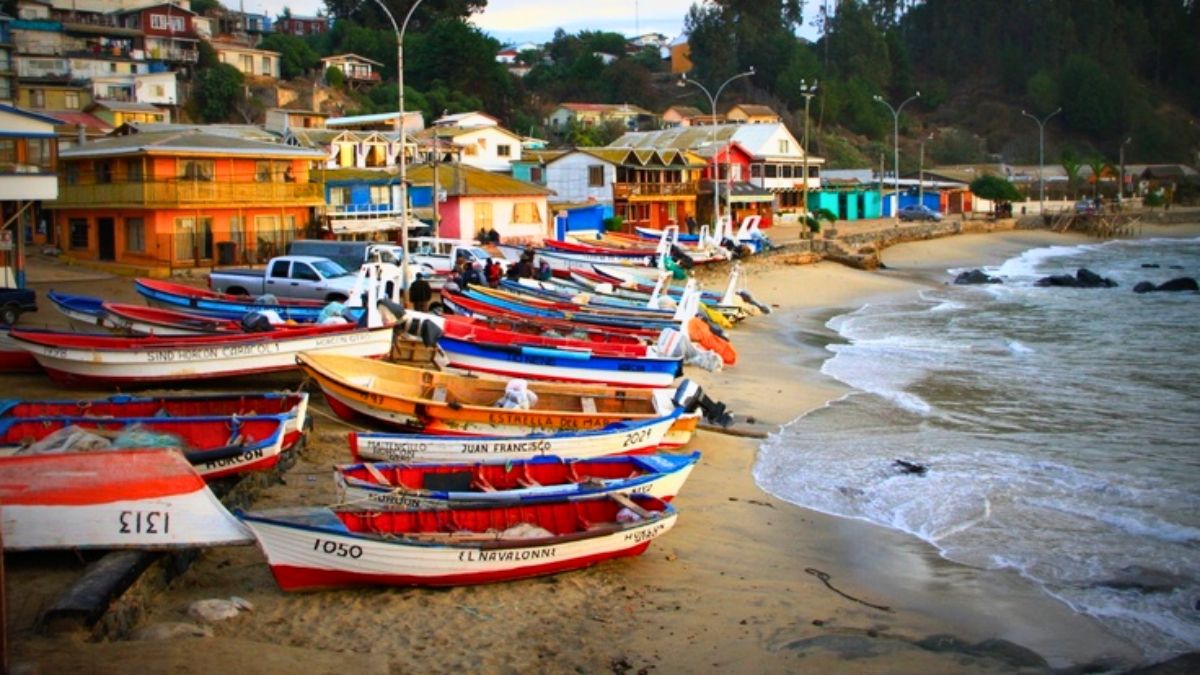 El pueblo de Chile que conecta con la naturaleza, la pesca y el nudismo