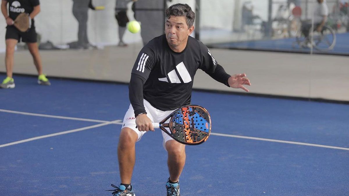 El Muñeco Gallardo se animó y la rompió jugando al pádel en el Aconcagua Arena.