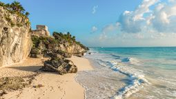 La playa de México con aguas turquesas y hallazgo arqueológico