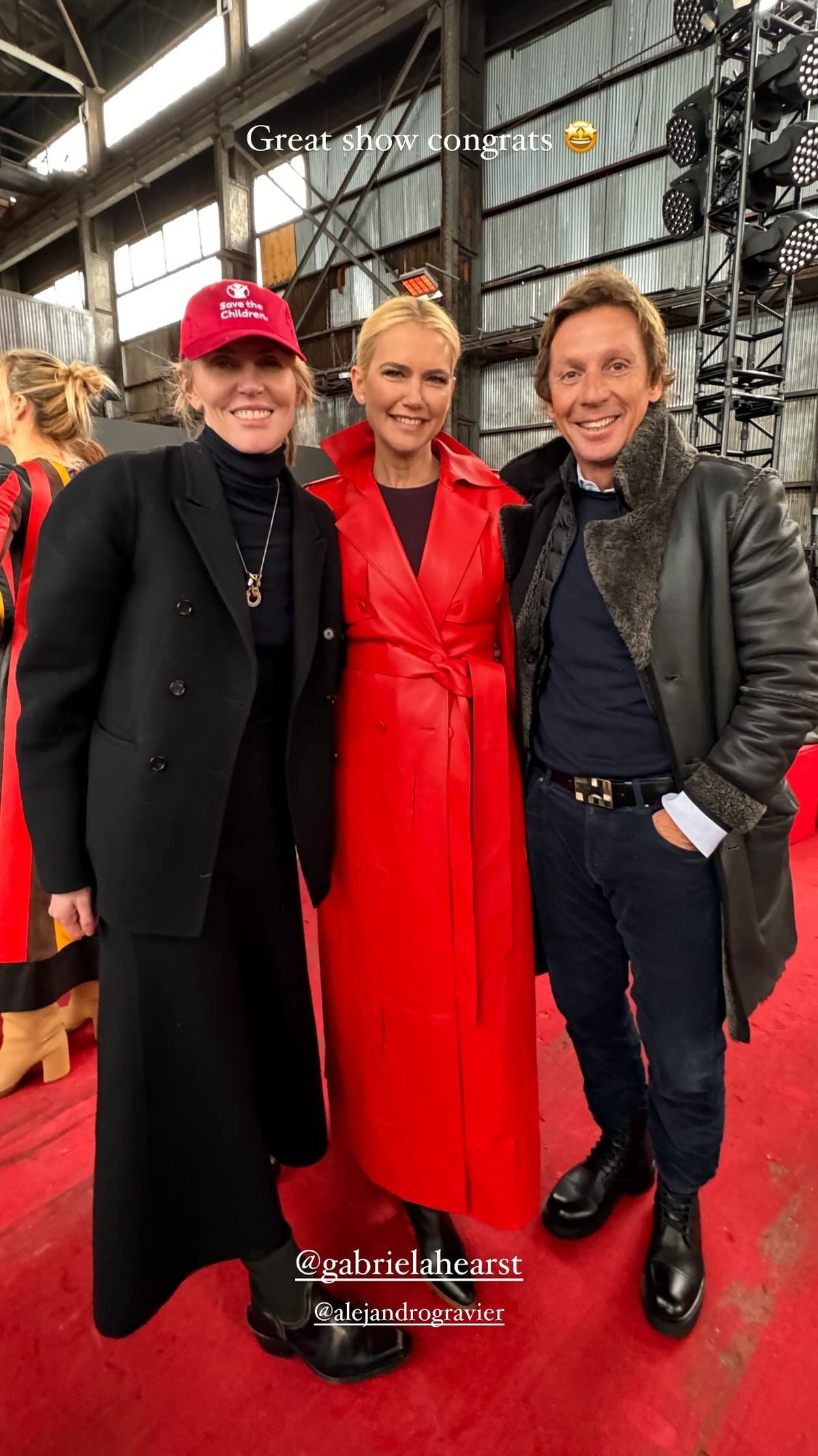 De rojo furioso, Valeria Mazza es la reina de la Semana de la Moda de New York: trench, cuero y más. De rojo furioso, Valeria Mazza es la reina de la Semana de la Moda de New York: trench, cuero y más.