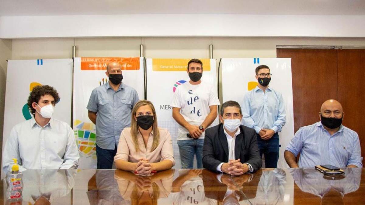 Walther Marcolini con su nuevo equipo de gobierno para General Alvear. Foto gentileza FM Viñas.