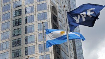 En la actualidad, cada acción de YPF tiene un valor de U$S45, esto significa que la llegada del nuevo gobierno y la nueva idea económica imperante, significó una revalorización de unos U$S11.900 millones. Con la expropiación llegó a bajar a los U$S11. En la actualidad, cada acción de YPF tiene un valor de U$S45, esto significa que la llegada del nuevo gobierno y la nueva idea económica imperante, significó una revalorización de unos U$S11.900 millones. Con la expropiación llegó a bajar a los U$S11.