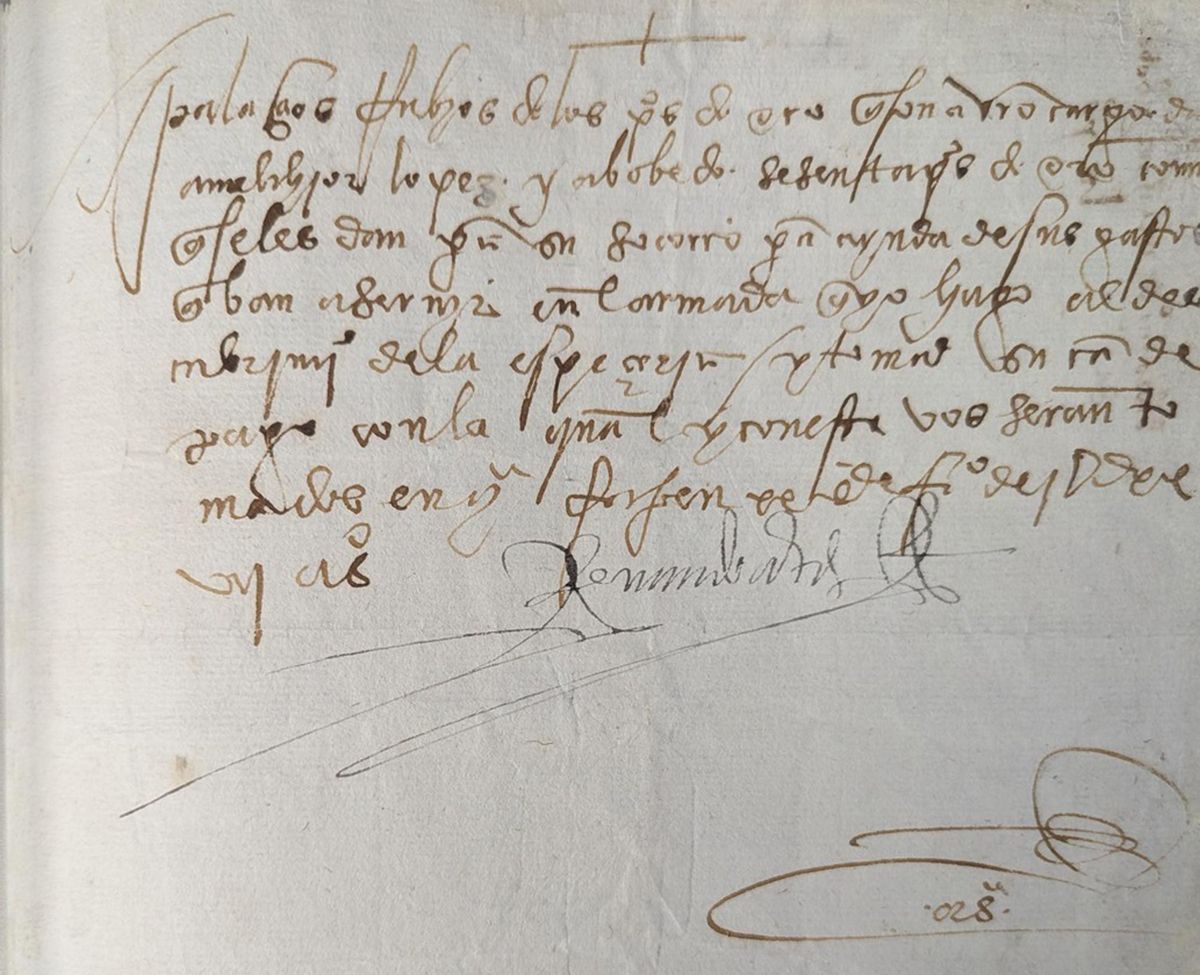 Esta imagen proporcionada por el FBI muestra el frente de una carta firmada por el conquistador español Hernán Cortés el 20 de febrero de 1527, que fue devuelta por Estados Unidos al gobierno de México. Crédito: Cuenta de X @FBI