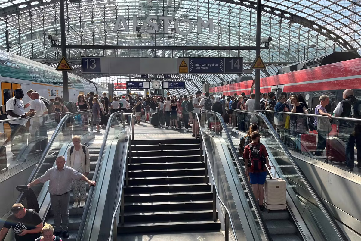 La estación está ubicada en el centro de Berlín, cerca de la Cancillería, del edificio del Parlamento de Alemania. Imagen: visitberlin La estación está ubicada en el centro de Berlín, cerca de la Cancillería, del edificio del Parlamento de Alemania. Imagen: visitberlin