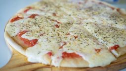 La pizza casera se puede elaborar con una receta de simples pasos.