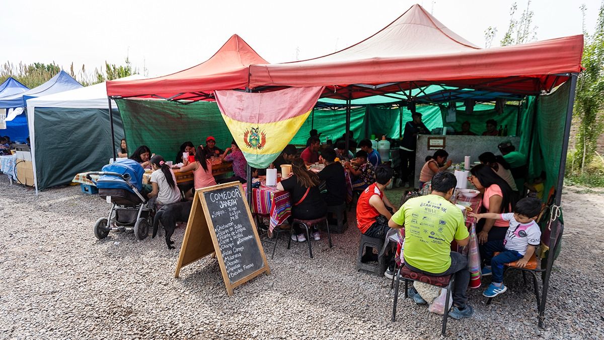 En el patio de comidas de la feria hay un abanico de platos típicos latinoamericanos. 