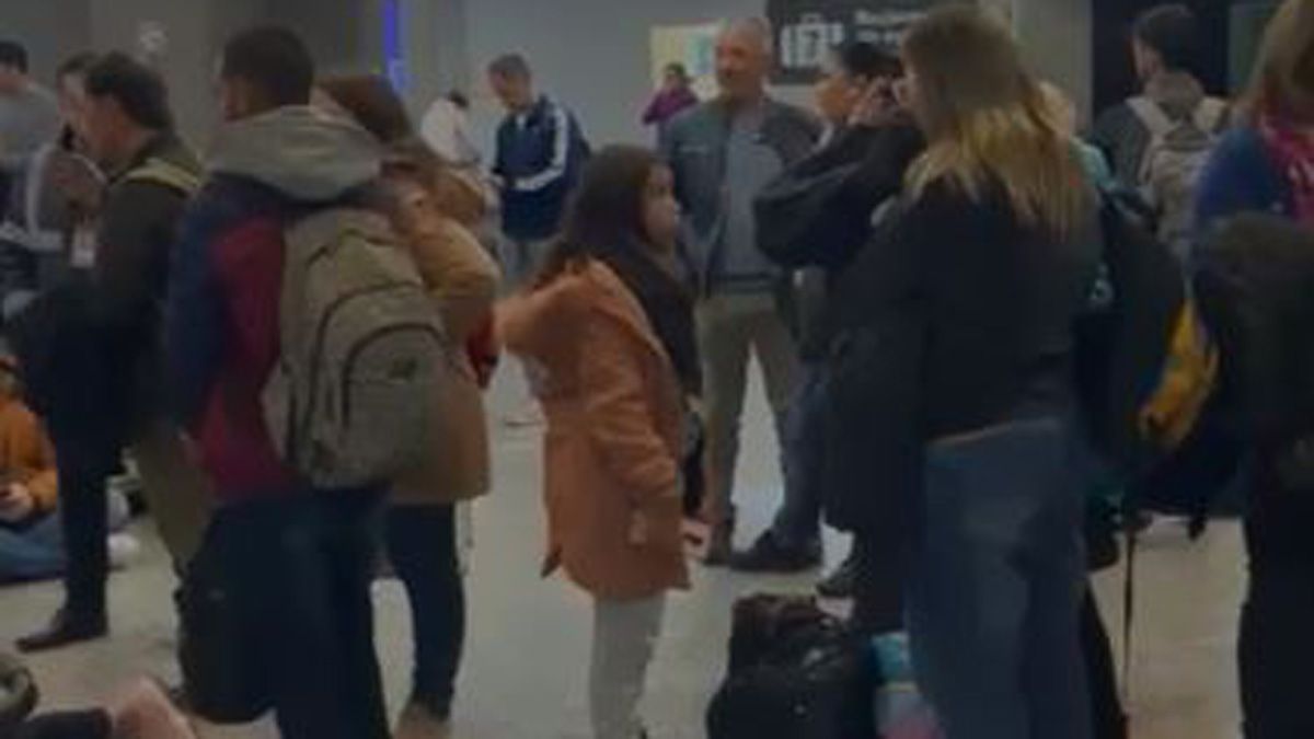 Se vivieron momentos caóticos en la noche del martes en el aeropuerto de Mendoza. Se vivieron momentos caóticos en la noche del martes en el aeropuerto de Mendoza.