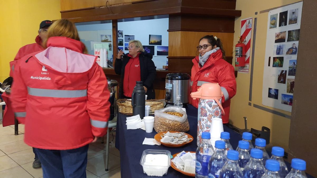 Los viajeros varados pudieron tomar bebidas calientes y alimentos de altas calorías en el Centro Cultural de Uspallata, donde fueron evacuados desde la alta montaña.