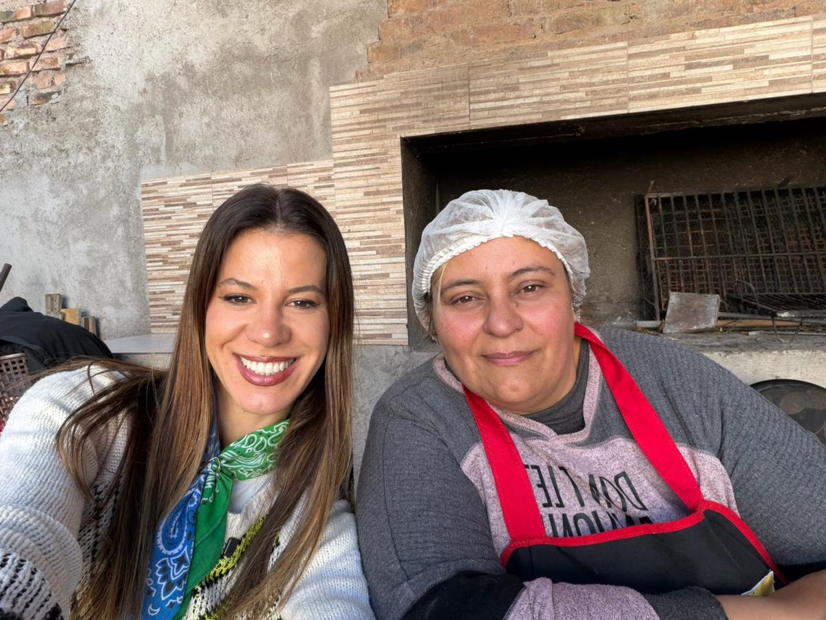 Victoria, junto a Gabriela Velázquez, "alma mater" del merendero Los Tigres. Victoria, junto a Gabriela Velázquez, "alma mater" del merendero Los Tigres.