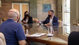 Daniel Pizzi, rector de la UNCuyo, recibió a una comisión de padres de las escuelas de la Universidad para dialogar acerca del regreso a la presencialidad. Foto: Prensa UNCuyo.