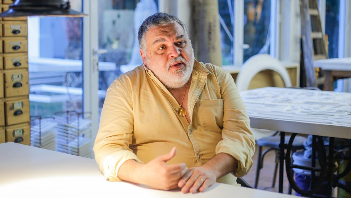 El artista tiene un proyecto en mente: intervenir una serie de vajillas de Colbo. El artista tiene un proyecto en mente: intervenir una serie de vajillas de Colbo.