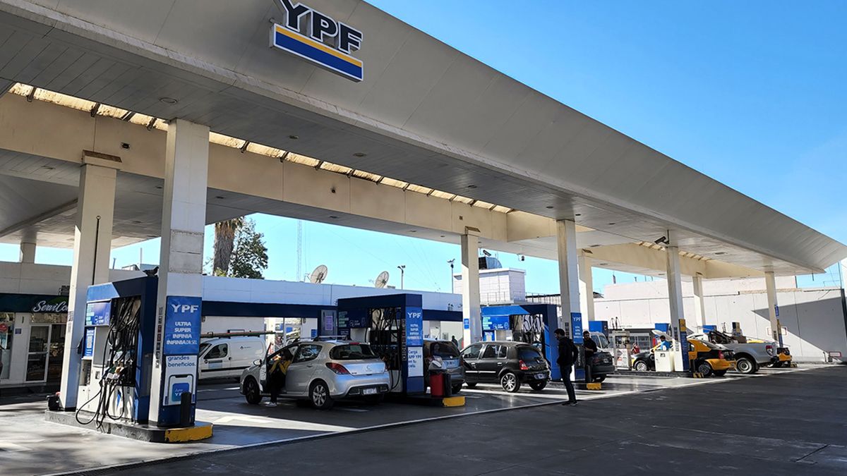 Desde este jueves rige la restricción de la venta de gasoil a extranjeros en las estaciones de servicio de YPF.