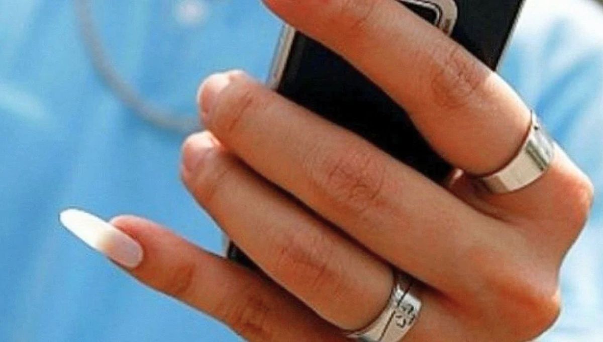 Por qué algunos hombres se dejan la uña del dedo meñique larga  y qué significa