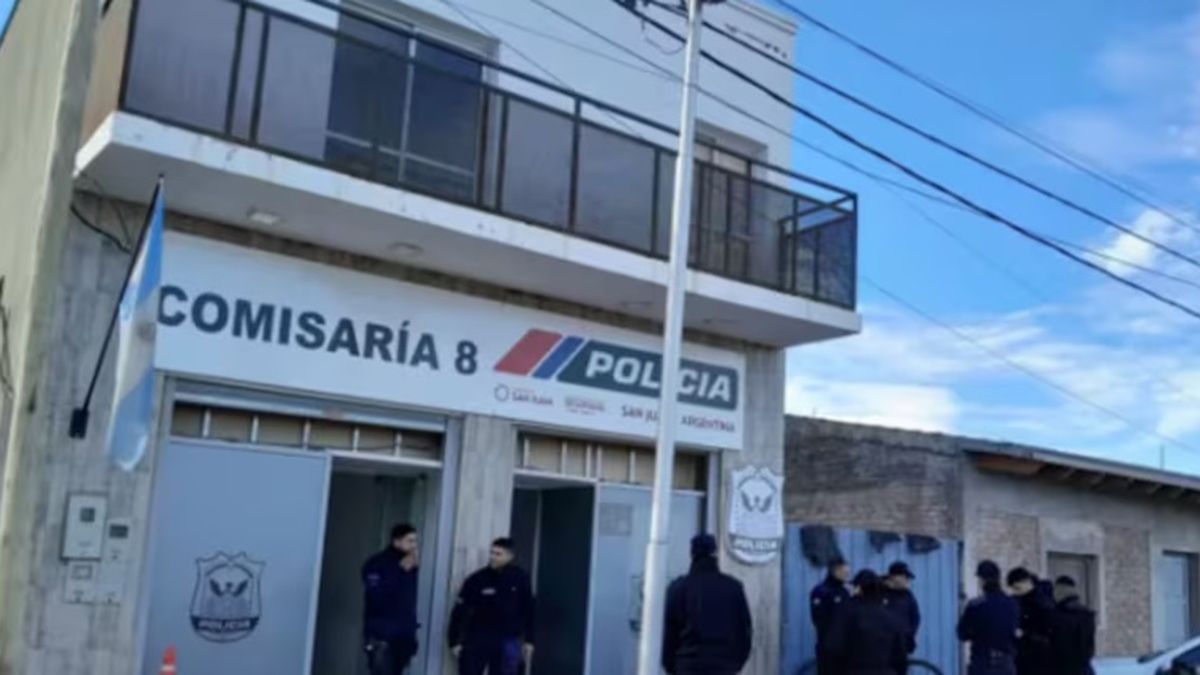 Un hombre descubrió que su novia le era infiel con su tío y atacó brutalmente a su familiar con un palo hasta dejarlo agonizando. Un hombre descubrió que su novia le era infiel con su tío y atacó brutalmente a su familiar con un palo hasta dejarlo agonizando.