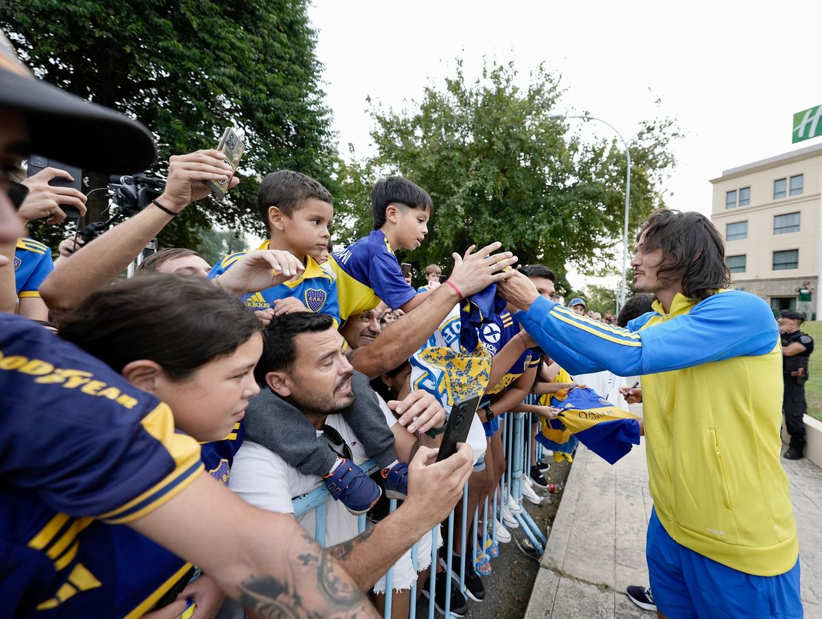 Cavani con los fanáticos en la puerta del hotel.