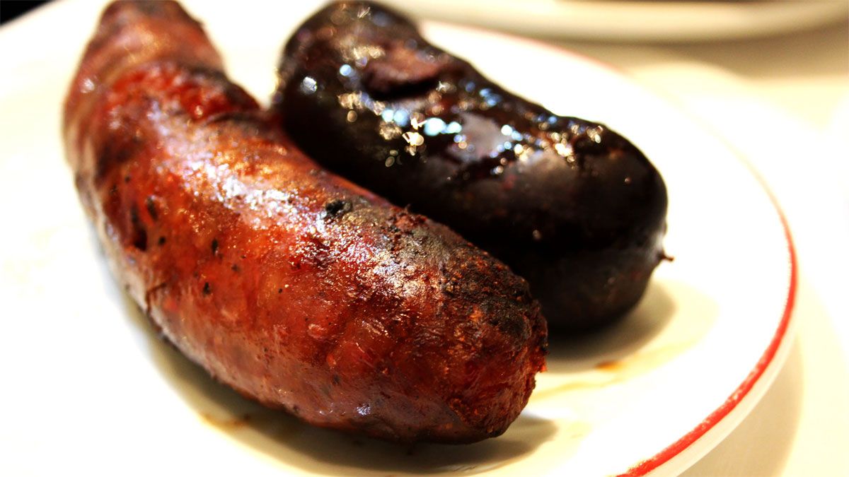 El asado tiene que tener sí o sí chorizos y morcillas.