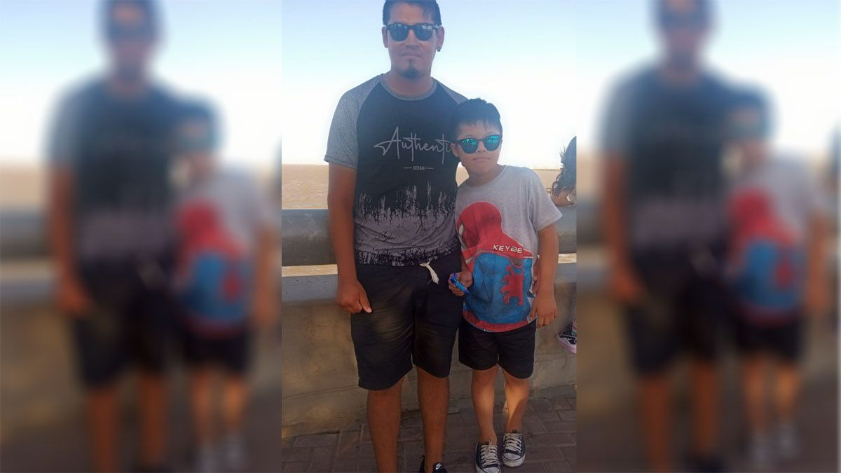Juan Espinoza y su hijo Gonzalo en un recuerdo de sus vacaciones en Buenos Aires. Ambos murieron en un incendio en su casa del barrio Santa Teresita, de Las Heras.
