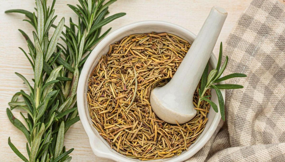 ¿Para qué sirve hervir tomillo con romero? Imagen: Freepik