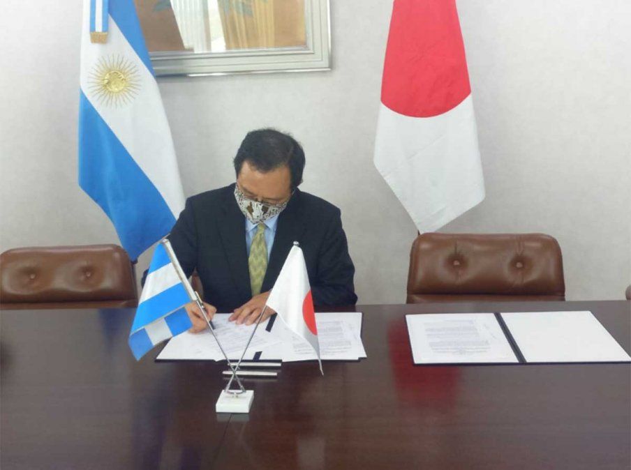Con la participación de su embajador, Japón efectivizó la donación de equipo médico al hospital infantil Ana Goitia, de Avellaneda. Foto: Gentileza prensa embajada de Japón.&nbsp;