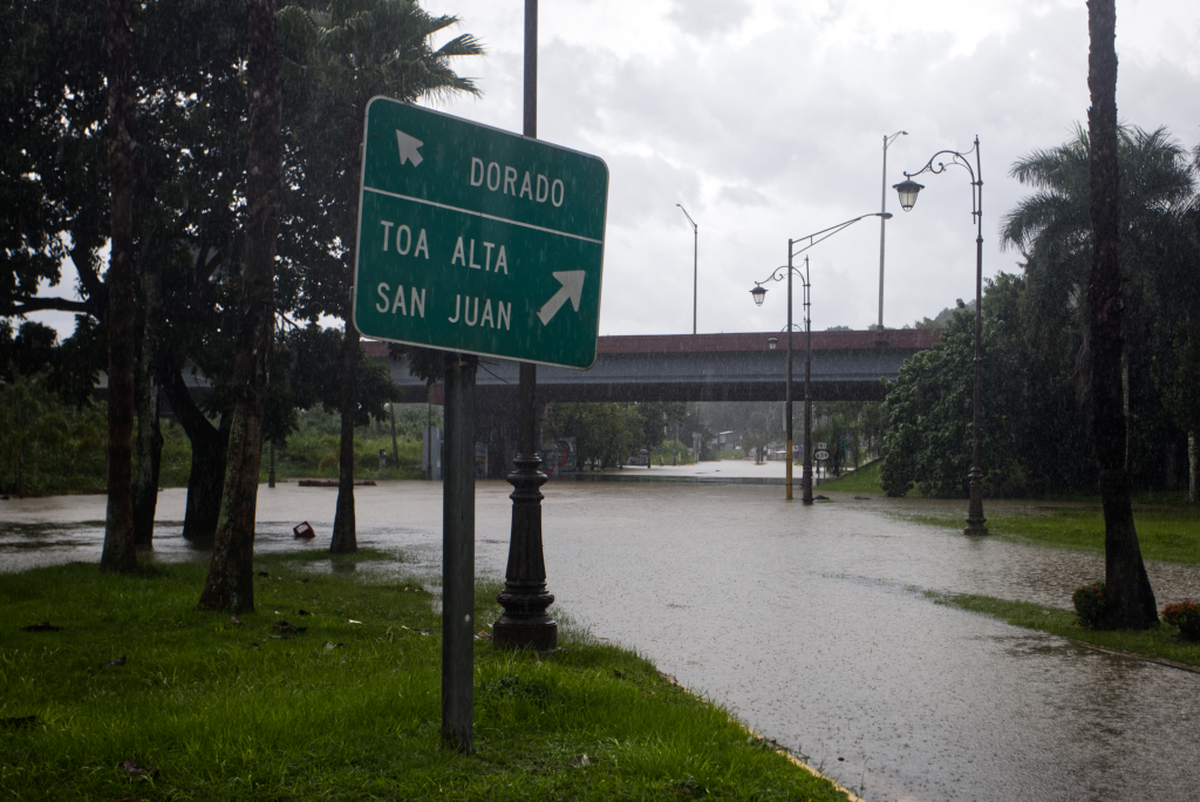 Una carretera inundada tras el paso del huracán Ernesto, el pasado miércoles en Dorado en Puerto Rico. Crédito: EFE/Thais Llorca. Una carretera inundada tras el paso del huracán Ernesto, el pasado miércoles en Dorado en Puerto Rico. Crédito: EFE/Thais Llorca.