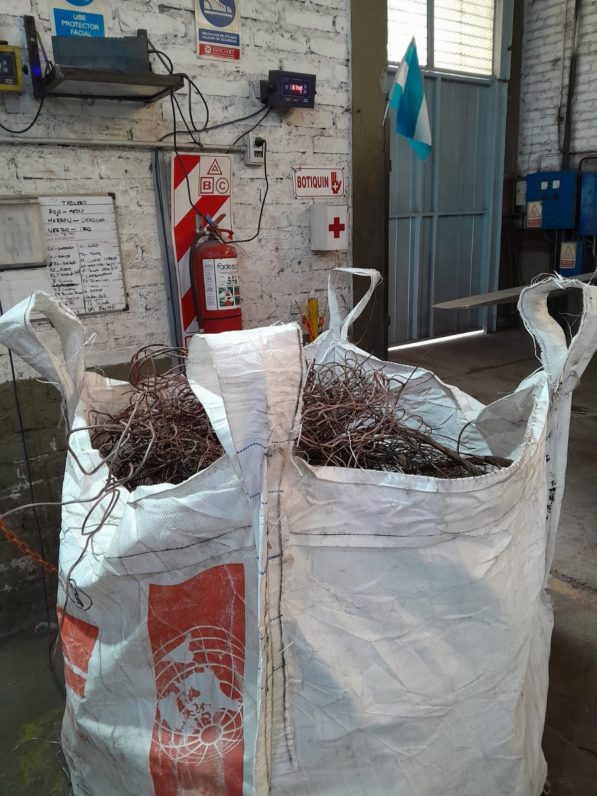 El cobre se cotiza cada vez más y existe un intenso mercado negro alrededor de ese mineral, complicando a empresas eléctricas y telefónicas. El cobre se cotiza cada vez más y existe un intenso mercado negro alrededor de ese mineral, complicando a empresas eléctricas y telefónicas.