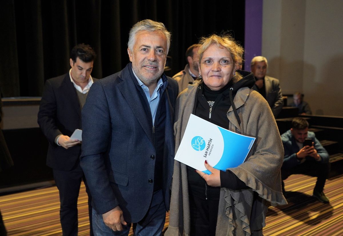 El gobernador Cornejo en la entrega de escrituras en el Este, junto a una de las beneficiarias.