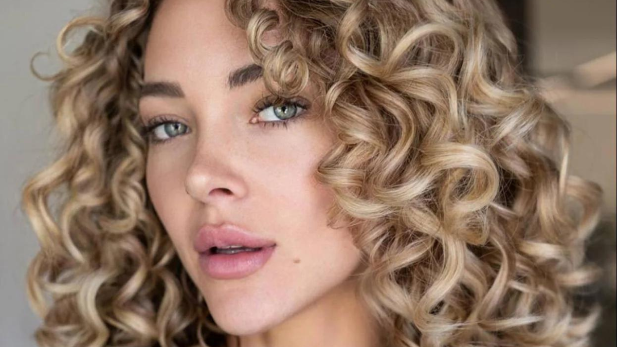 El cabello rizado necesita productos y cuidados adecuados. Imagen: archivo El cabello rizado necesita productos y cuidados adecuados. Imagen: archivo