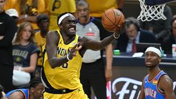 El camerunés Pascal Siakam de Indiana Pacers ataca la canasta de Oklahoma. Los de amarillo ganaron y forzaron el séptimo partido final de la NBA.