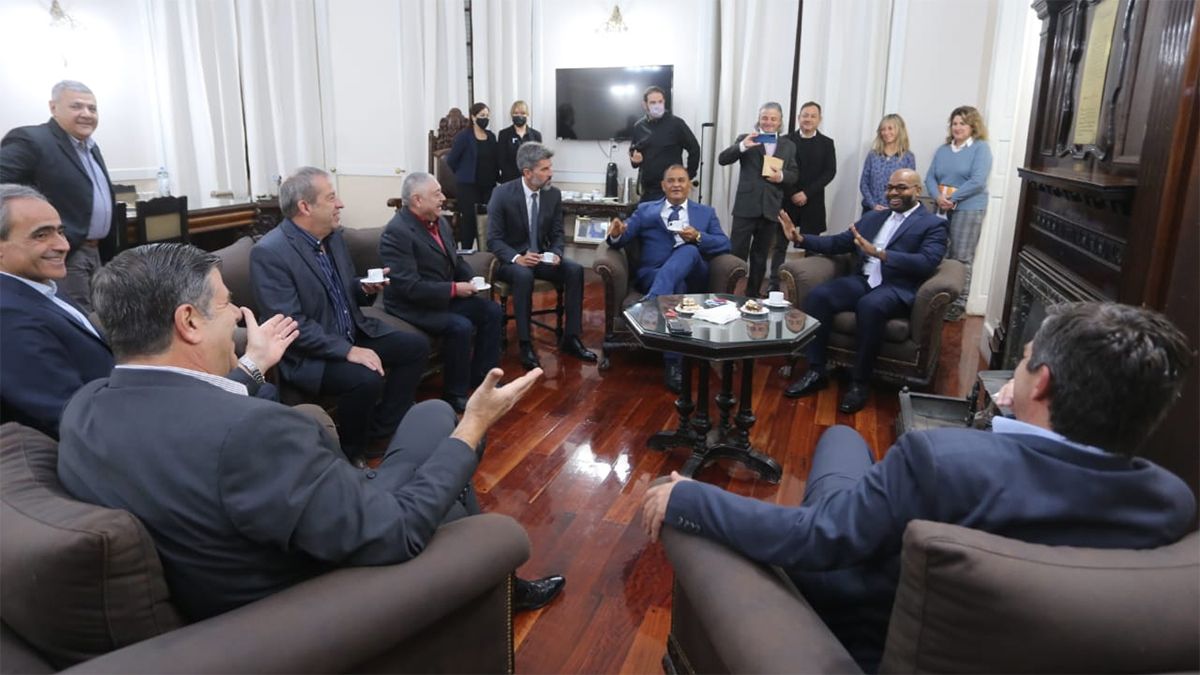 Mario Abed y Andrés Lombardi (abajo) departiendo con alcaldes y empresarios de Costa Rica. Los intendentes de Capital, Ulpiano Suarez, Rivadavia, Miguel Ronco, y de Junín, Héctor Ruíz también se sumaron a la charla en la Legislatura.