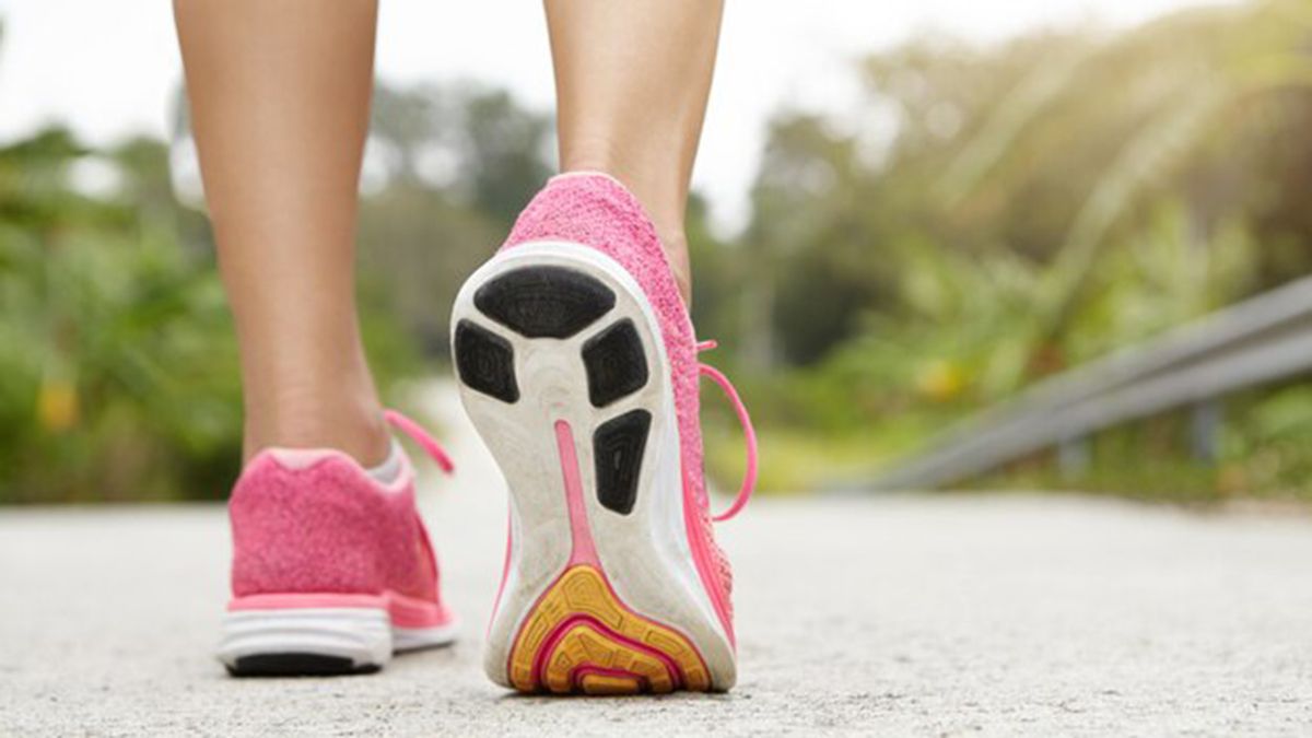 Caminar es una actividad muy beneficiosa para la salud. 