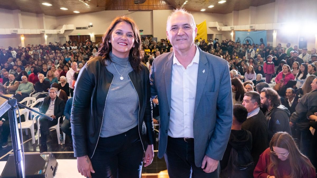 El secretario de Malvinas y precandidato a la gobernación, Guillermo Carmona, junto a su precandidata a vice, Liliana Paponet.