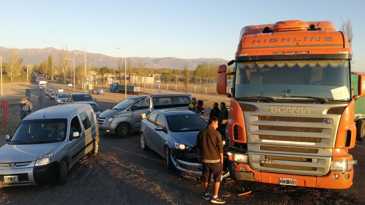 Choque y caos de tránsito en el puente de Acceso Sur y Aráoz