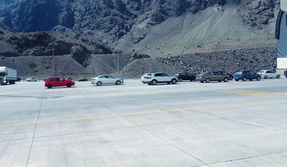 Las interminables colas de vehículos no son el único inconveniente para pasar a Chile. En esta nota encontrará algunas complicaciones que son responsabilidad del destrato hacia los pasajeros más que de la falta de personal.