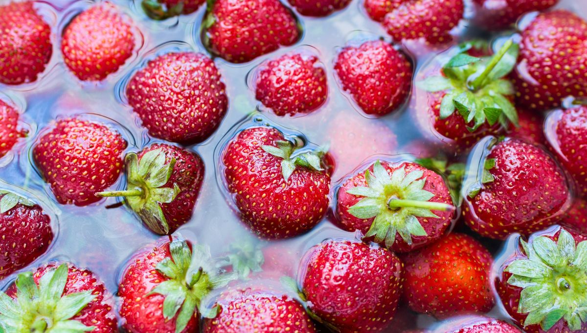 Ls fruta suele venir mezclada con tierra y algunos contaminantes que no se ven a simple vista 
