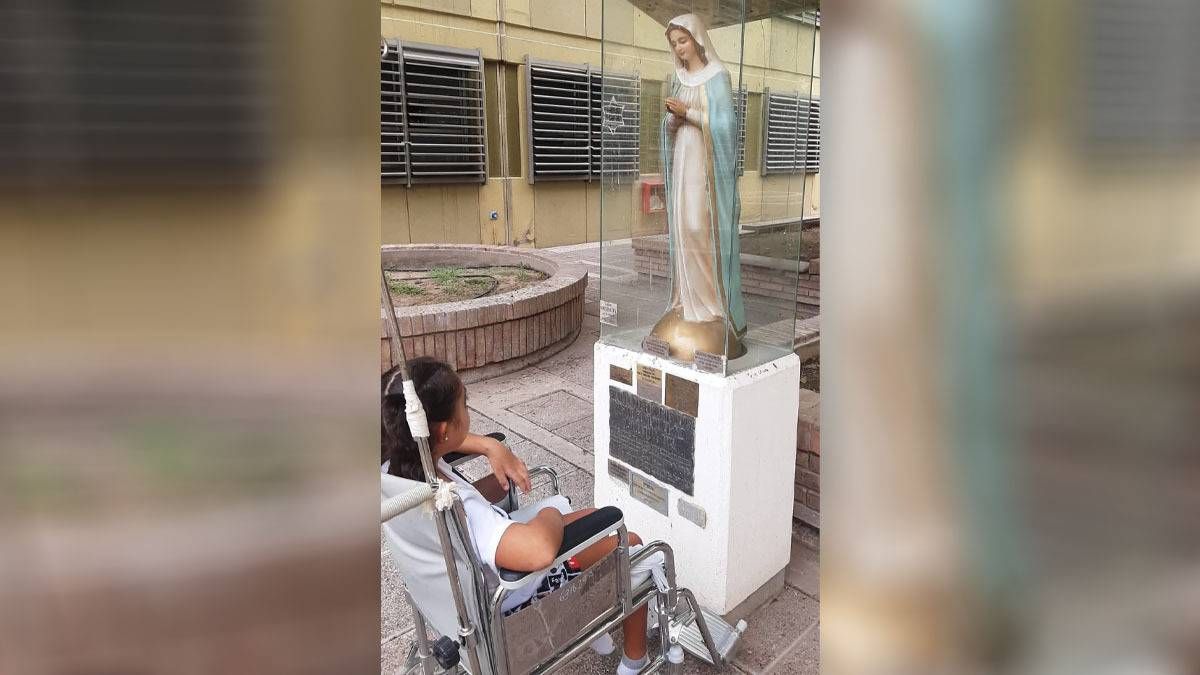 Analuz le agradece a la Virgen en el Hospital Notti. Analuz le agradece a la Virgen en el Hospital Notti.