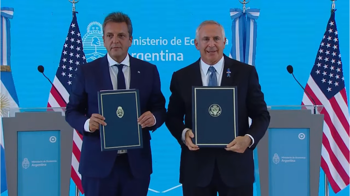 Sergio Massa y Marc Stnaley (Embajador de Estados Unidos) firmaron un acuerdo de intercambio de información tributaria.