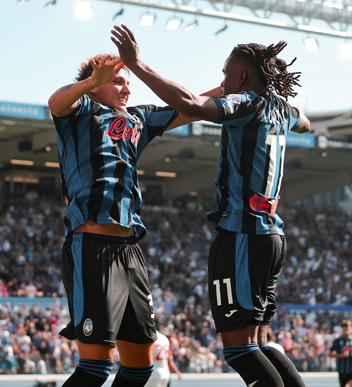 Mateo Retegui y Lookman celebran la victoria del Atalanta en la Serie A. Mateo Retegui y Lookman celebran la victoria del Atalanta en la Serie A.